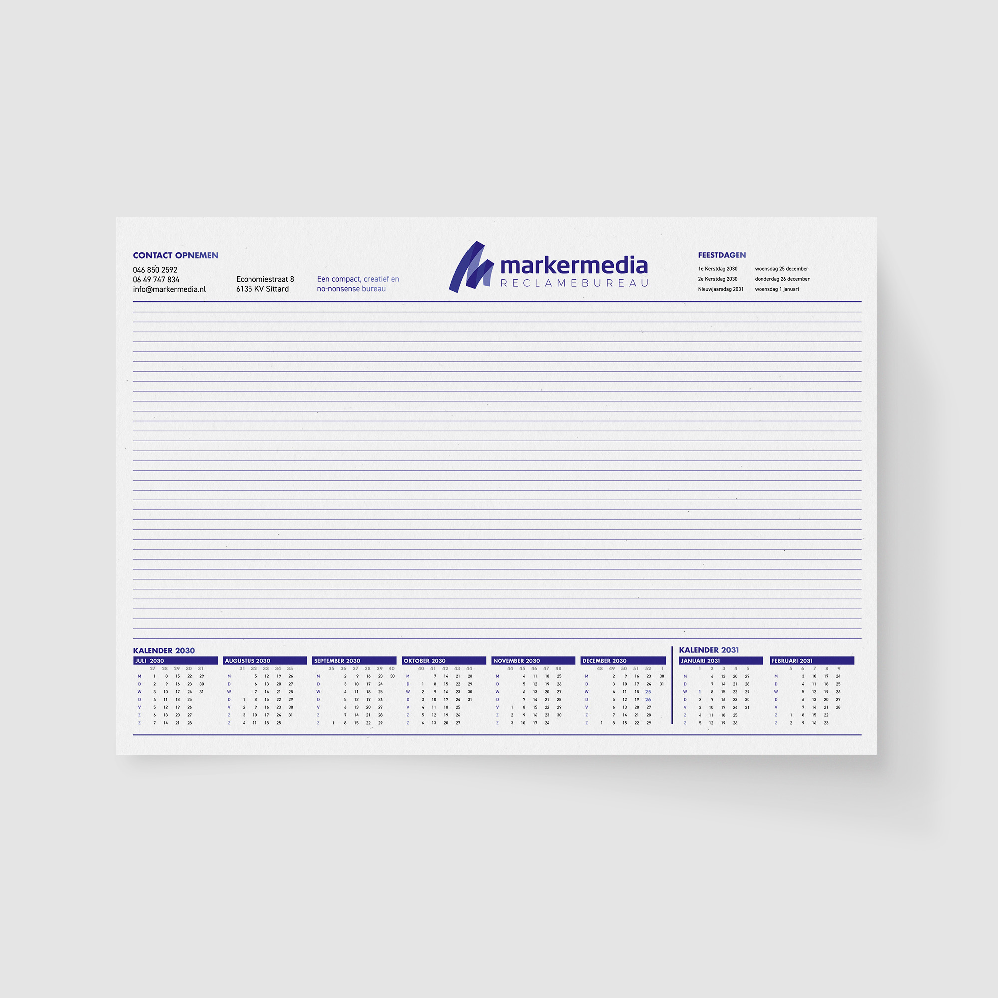 Afbeelding van bureauleggers van Marker Media, bedrukt met een aantrekkelijk ontwerp en logo, perfect voor een georganiseerde en stijlvolle werkplek.