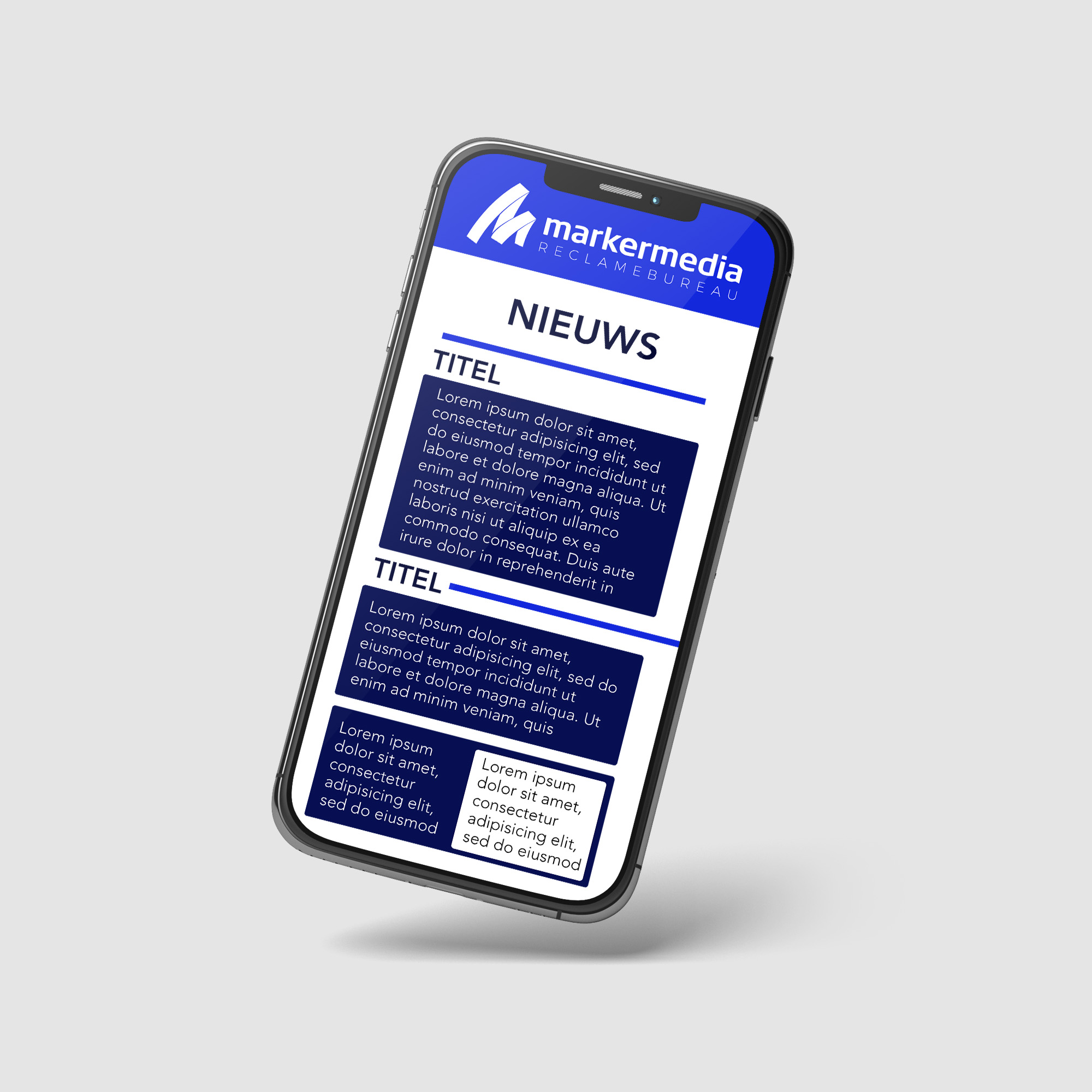 Digitale nieuwsbrief mockup van Marker Media op een smartphone, met een overzichtelijke lay-out die nieuws en updates presenteert. De nieuwsbrief bevat duidelijke titels en tekstvakken, allemaal in de herkenbare kleuren en stijl van het merk.