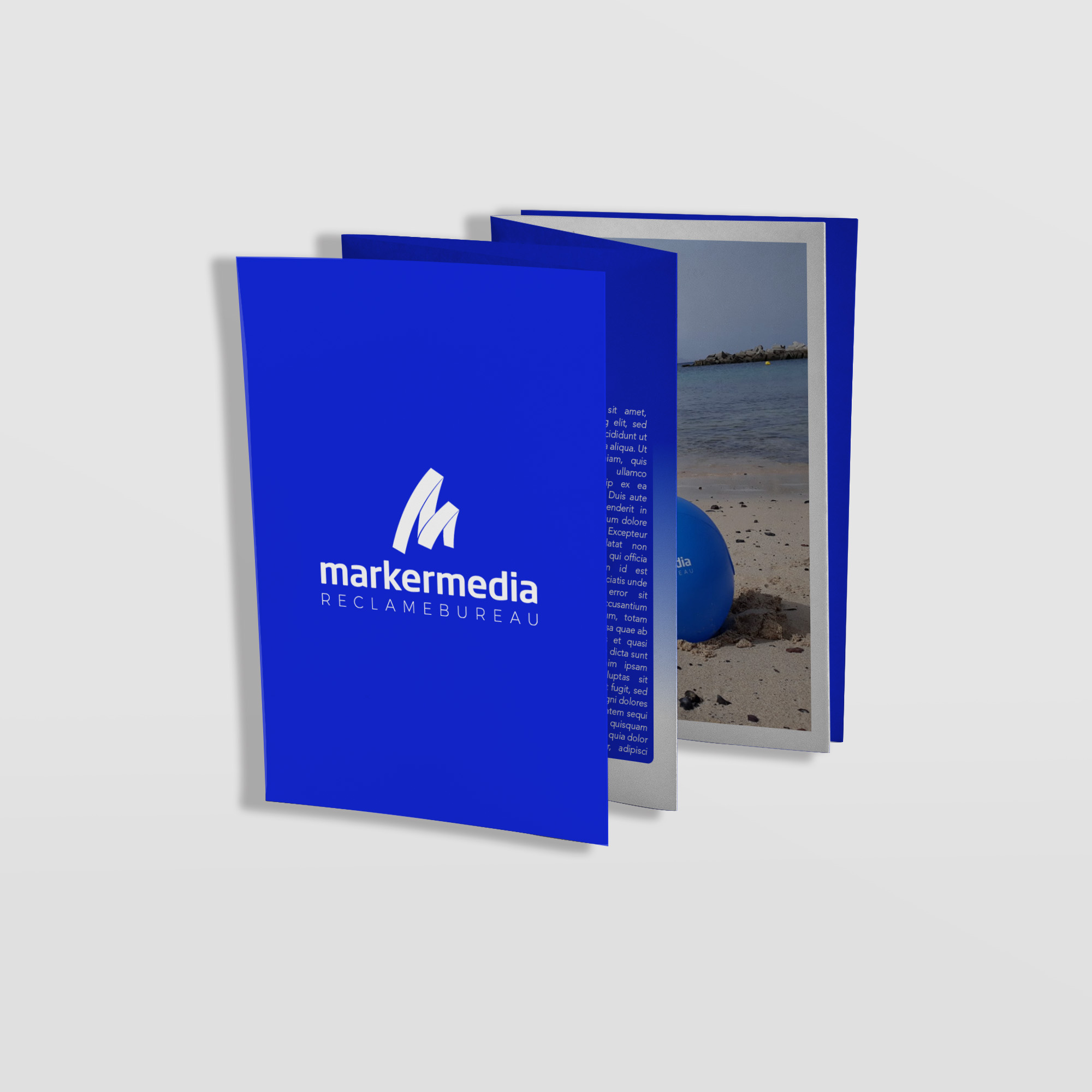 Afbeelding van diverse folders van Marker Media, voorzien van pakkende ontwerpen en relevante informatie, perfect voor het communiceren van aanbiedingen en evenementen.