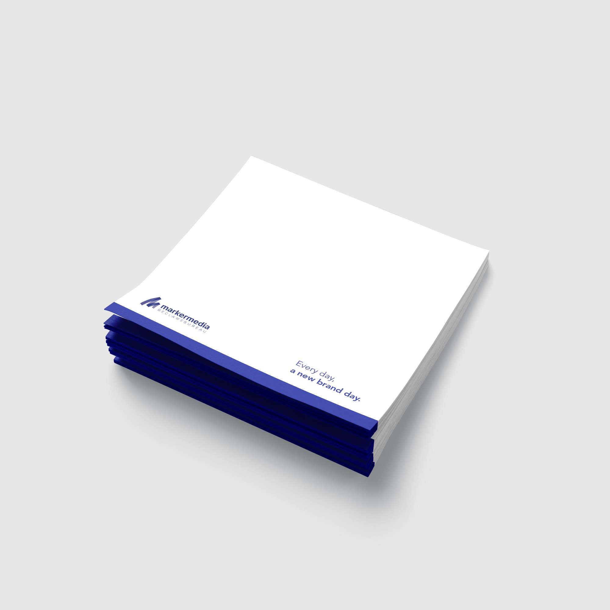 Afbeelding van memoblokjes bedrukt met het logo van Marker Media, perfect voor snelle aantekeningen en dagelijkse reminders.