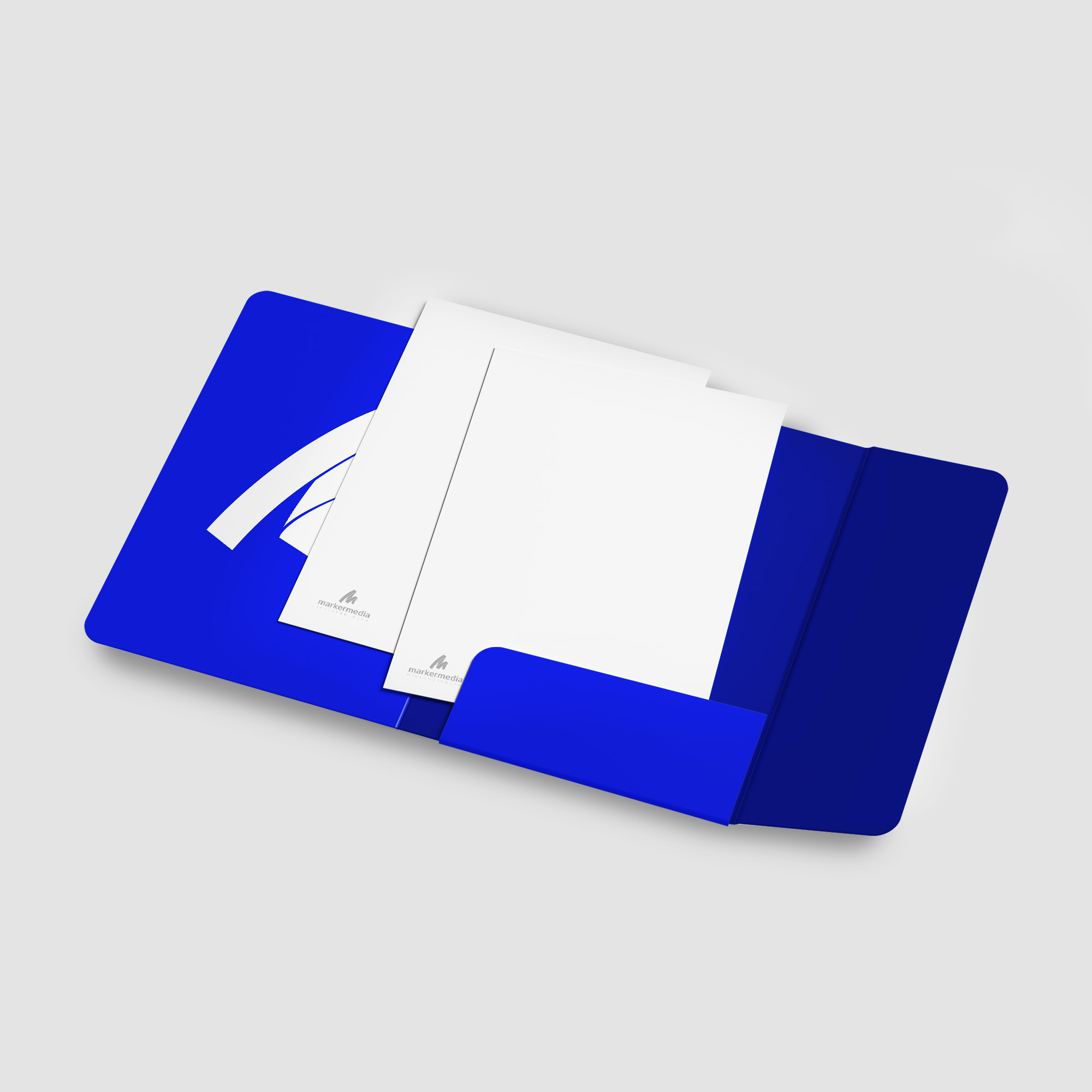 Afbeelding van presentatiemappen van Marker Media, voorzien van een professioneel ontwerp en het logo, ideaal voor het organiseren en presenteren van documenten tijdens vergaderingen en evenementen.
