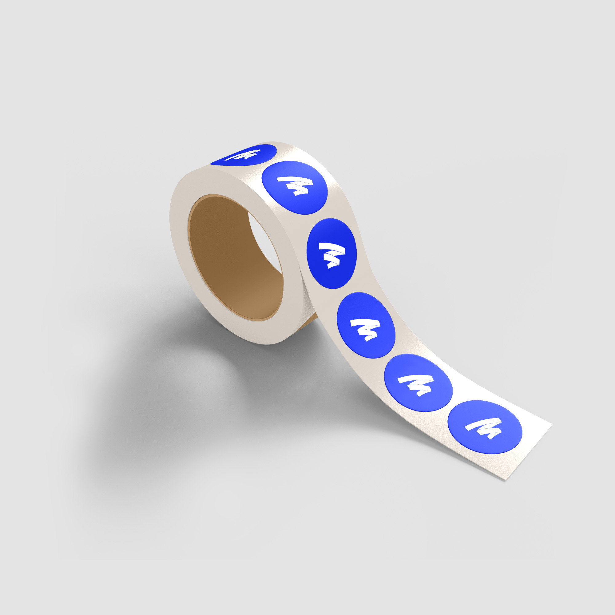 Afbeelding van een rol stickers met het logo van reclamebureau Marker Media, klaar voor gebruik op diverse producten en verpakkingen.