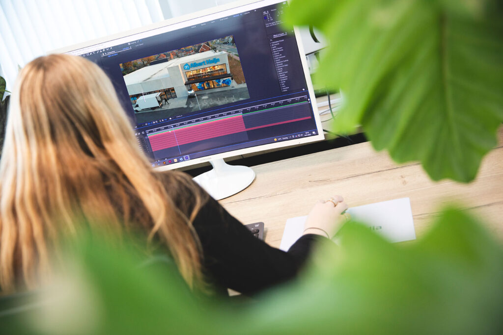 Grafisch ontwerper bij Marker Media werkt aan een animatieproject op een desktopcomputer in Sittard.